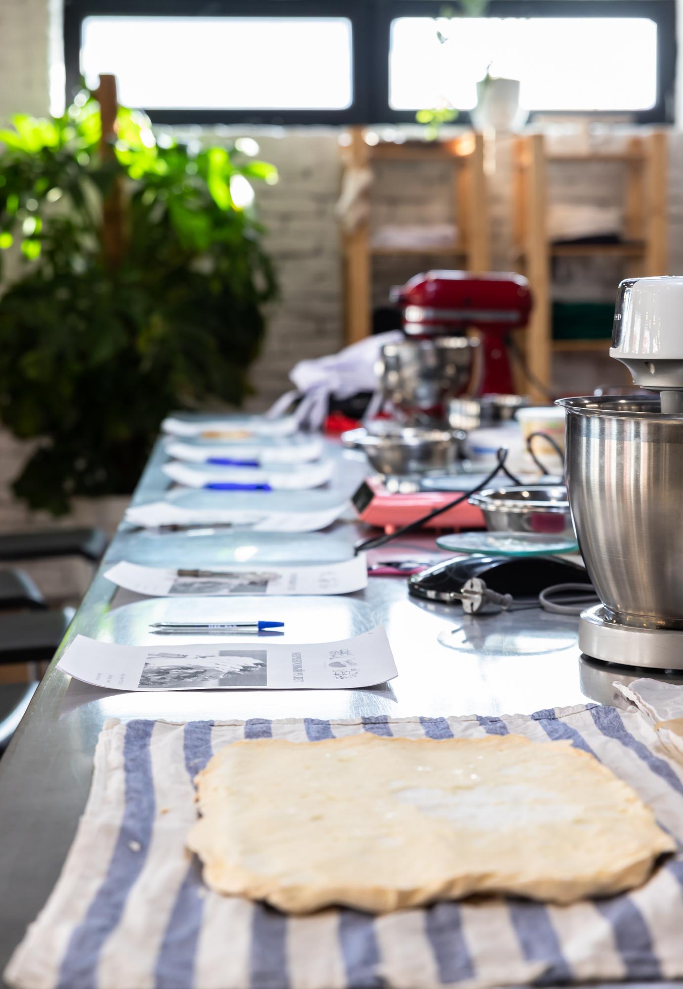 Interno della cucina con attrezzature e carta da cucina