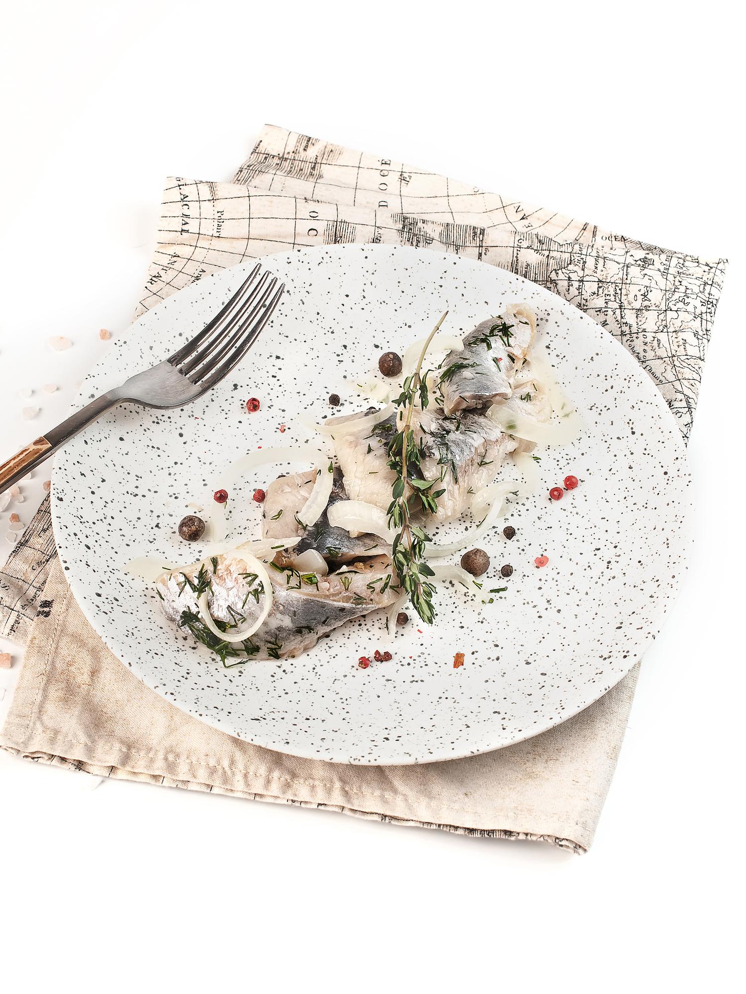 Piatto finito elegante su carta da cucina